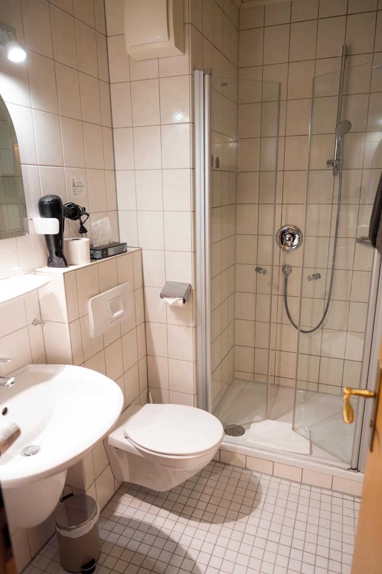 Hotel Guelser Weinstube Coblence Extérieur photo